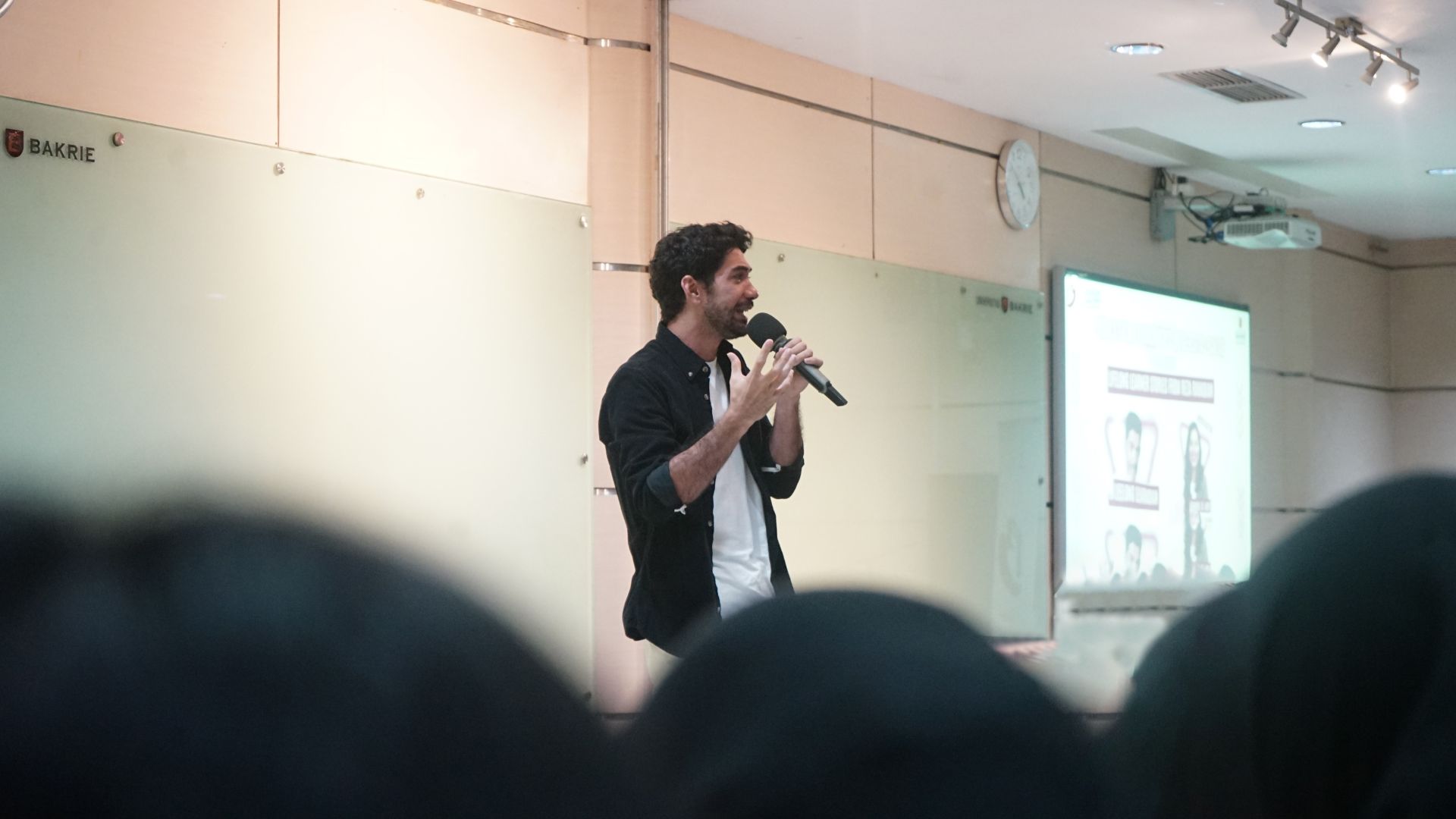 Mahasiswa Ilmu Komunikasi Universitas Bakrie Belajar Interpersonal Communication Bersama Reza Rahadian